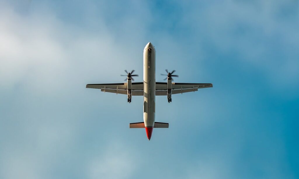 飛行機が空を飛んでいるイメージ